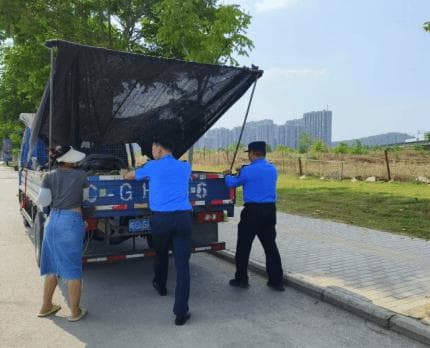 蚌埠城管热心助群众，推故障货车保道路畅通