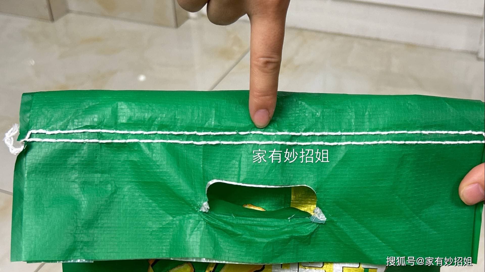 拆米袋或面粉袋封口线不用剪刀？教你一句口诀，一秒钟一拉到底