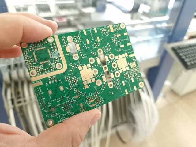 高频板在军事通信领域的应用案例分析