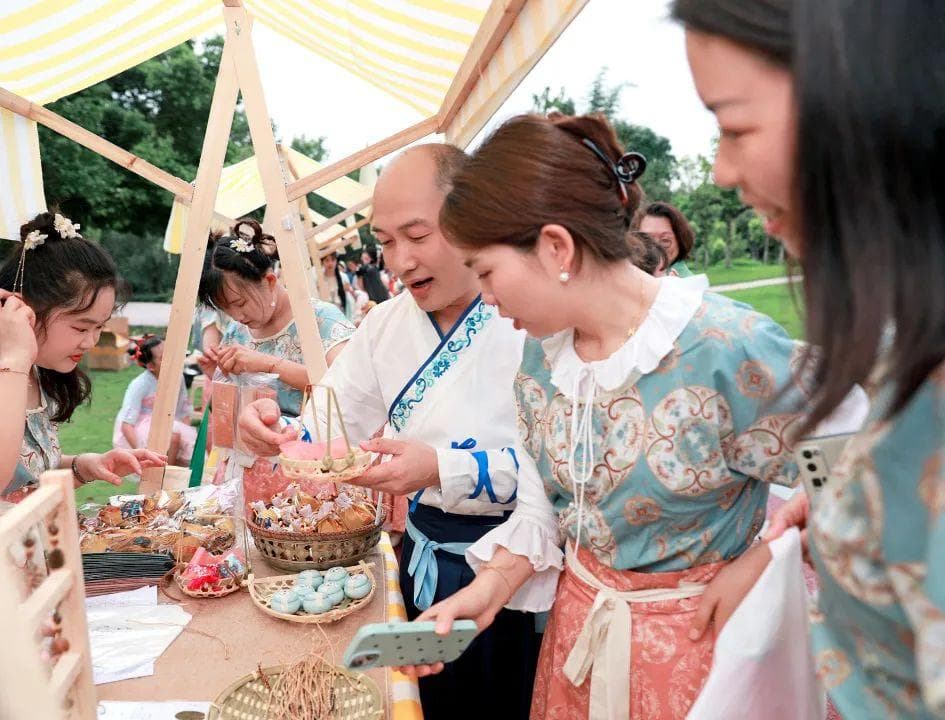 “烟火气”融入“草药香”！中医药夜市点亮群众健康夜生活