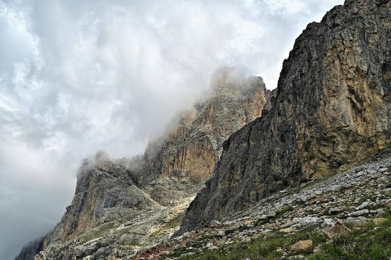 河北白石山：云雾缭绕的仙境之旅