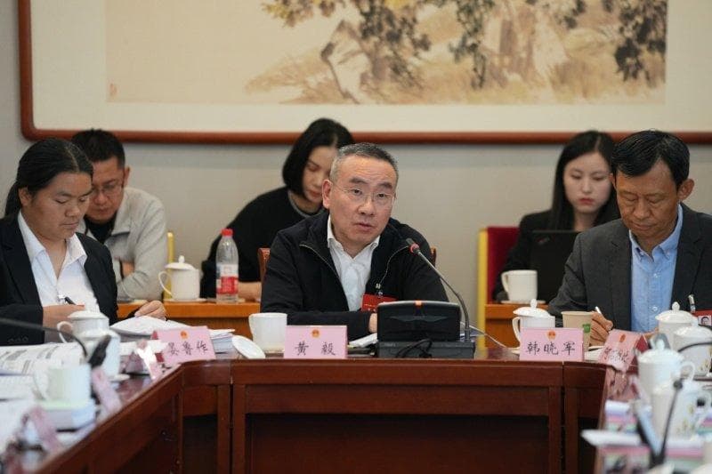 两会视线丨面对AI，产业工人如何突围？