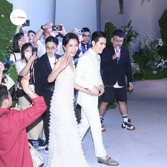向华强现身萧敬腾婚礼，网友热议“蜡像”风波