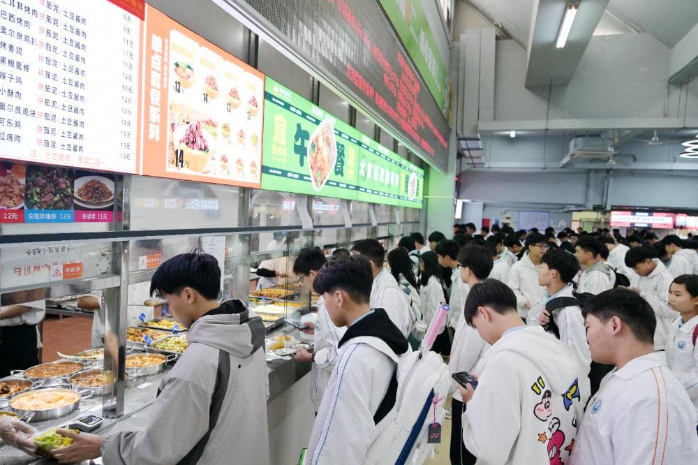 校食堂里有“美食街”！中山市技师学院“校园餐”成为学生“幸福餐”
