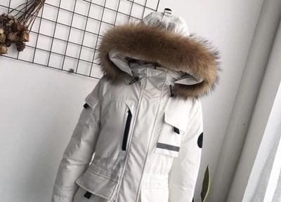 如何正确地使用滚筒洗衣机洗羽绒服（保护羽绒服的关键技巧及注意事项）