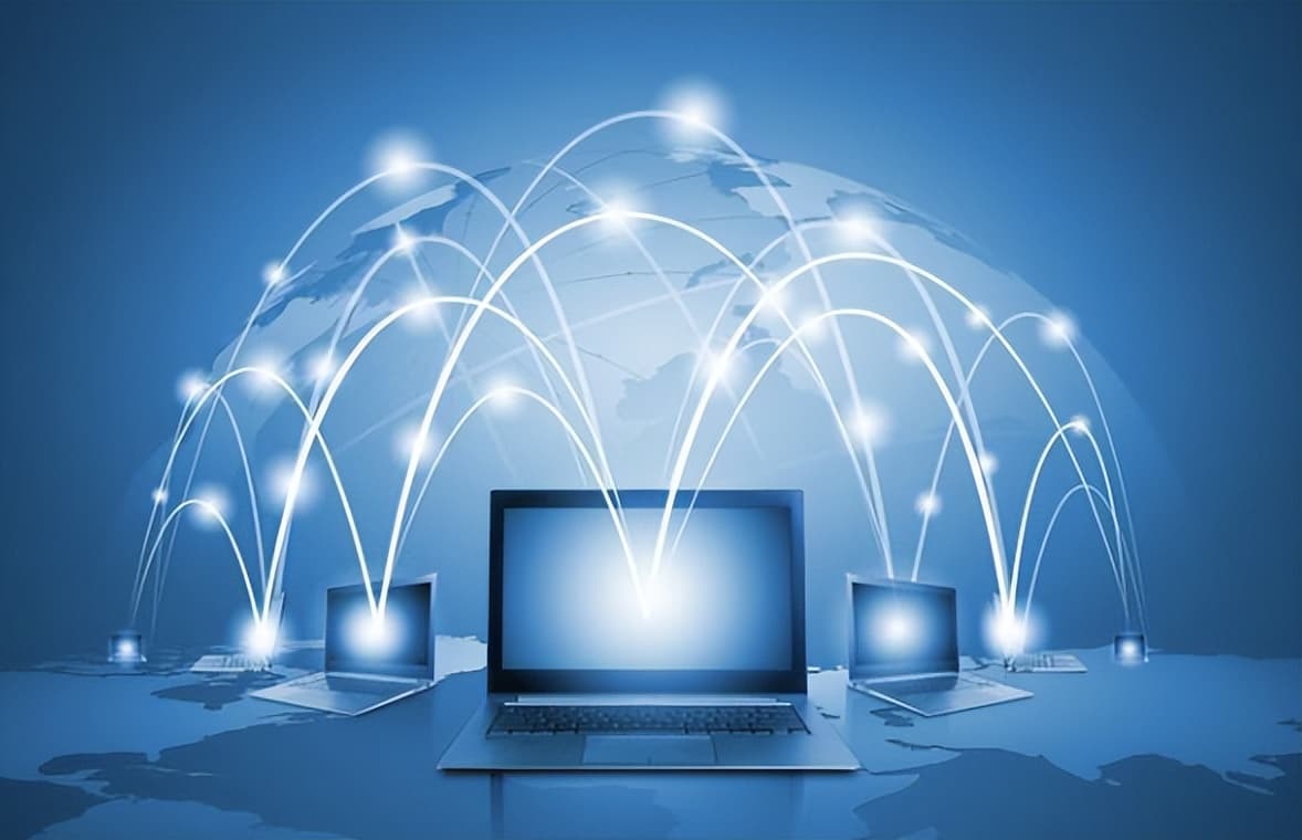 异步通信和同步通信在实际应用中的性能比较是什么？