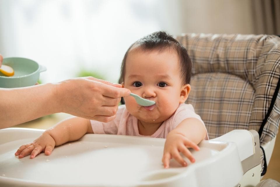 孩子不吃饭，“强行喂”还是“饿一顿”？有经验的家长都是这样做的...