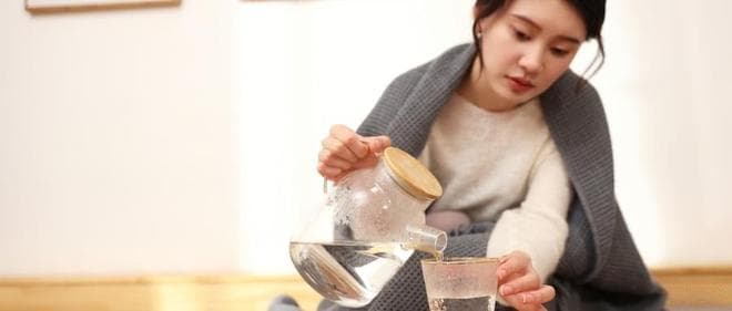 多喝温水的好处：从消化到睡眠全方位提升健康