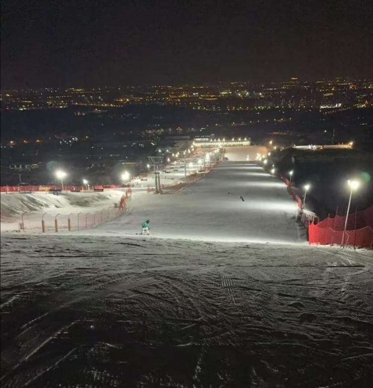 这届年轻人流行下班后滑雪“充电”，“雪场吃火锅”等新玩法兴起