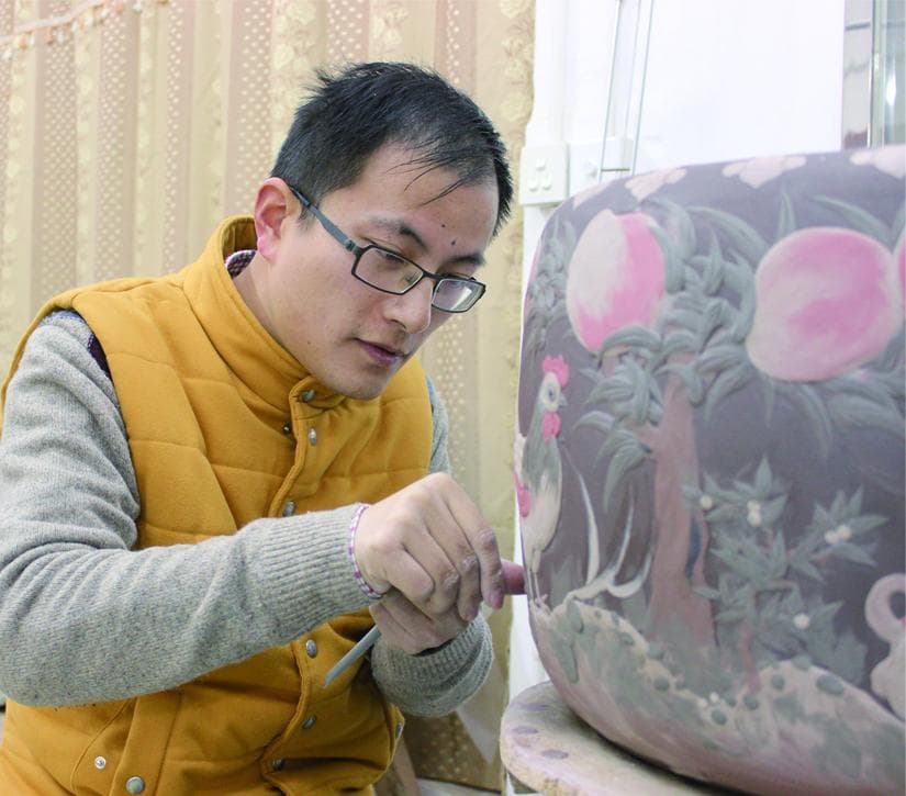 文脉里的江南(20)|拇指“堆”出均陶之“花” 彩泥为墨 陶坯为纸