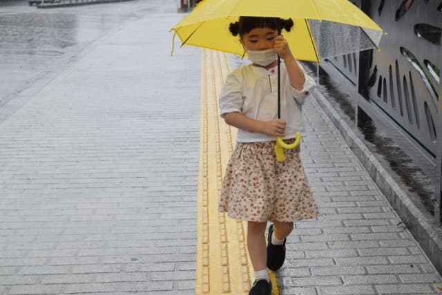 雨季｜下雨天学生鞋袜易全湿　妈妈必学5招快速干鞋法