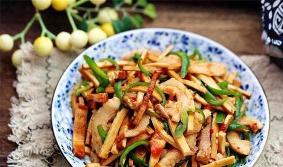 青椒豆腐干炒肉丝：香辣可口，美味下饭