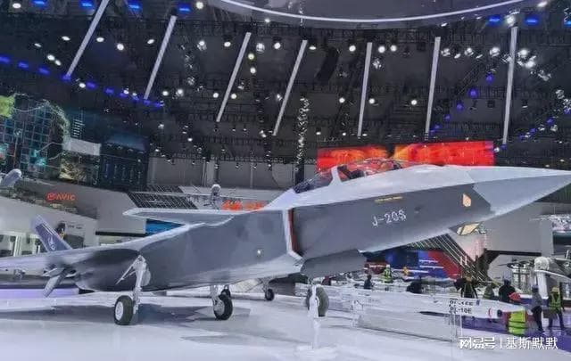 五代半战机歼20S，首次公开颠覆性绝招，可瘫痪F35后视距外摧毁