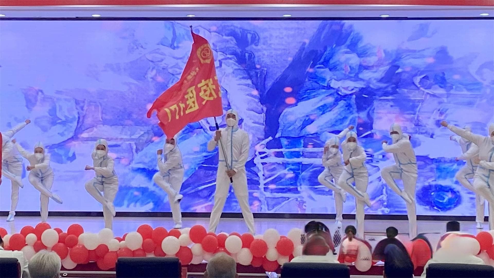 白袍意味着责任和担当，这些医生将每一个节日都过成“劳动节”