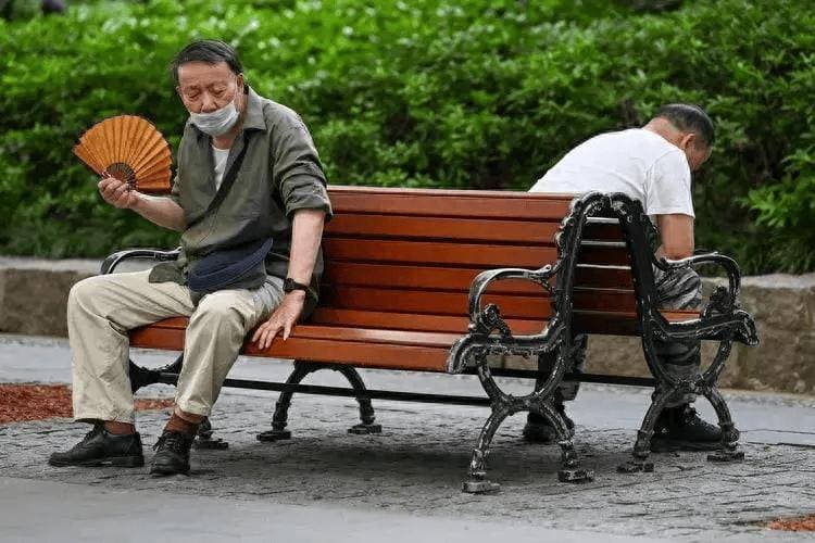 三伏天出汗多，光喝水可不够，医生忠告：中老年人不妨多吃这3物