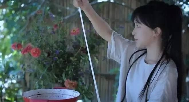 李子柒正式回归！发布蜀锦绒花制作视频，弹唱《如愿》展现传统文化魅力