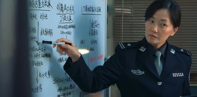 从17岁影后到48岁女警，郭柯宇用皱纹里的真实演技破局刑侦剧"玻尿酸审美"