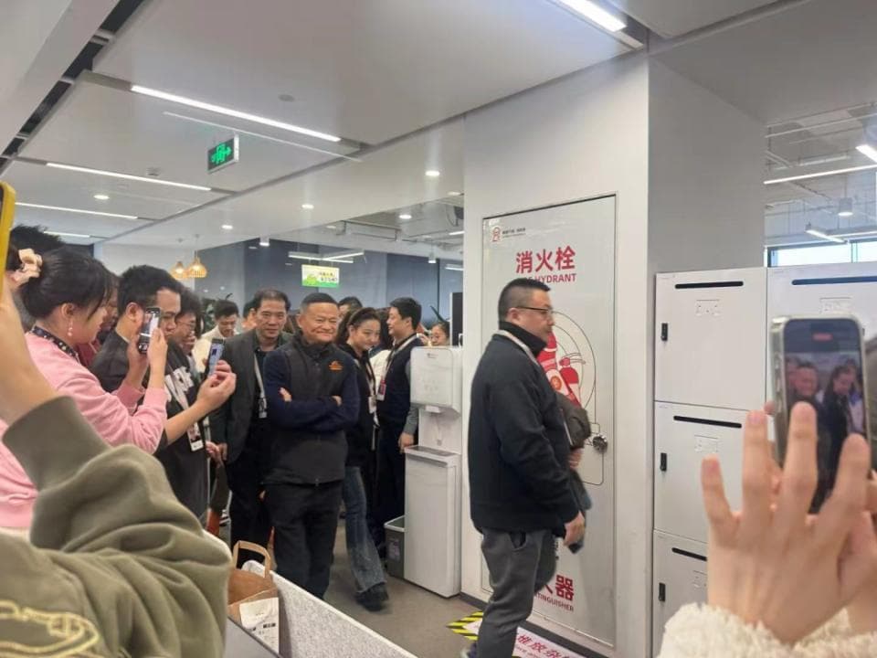 马云现身阿里杭州总部，此前曾在新西兰度假