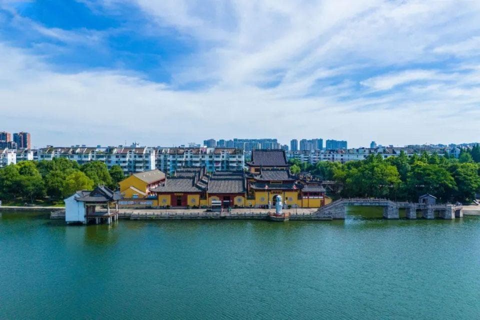 这座寺庙是绍兴最尴尬的人文景点，而门前古戏台、石桥都大有来历