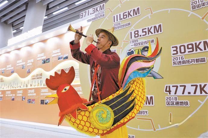 广州首条地铁环线来了 市民热情尝鲜十一号线提早开门迎客
