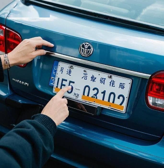 新车提回家，能继续用旧车车牌吗？看看车管所是如何回答的！