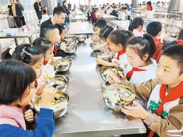 精挑食谱 细选食材 校园餐这样烹成营养餐放心餐