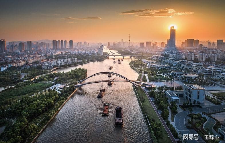 随着各类政策的调控和经济环境的变化，上海的房价怎么样了？