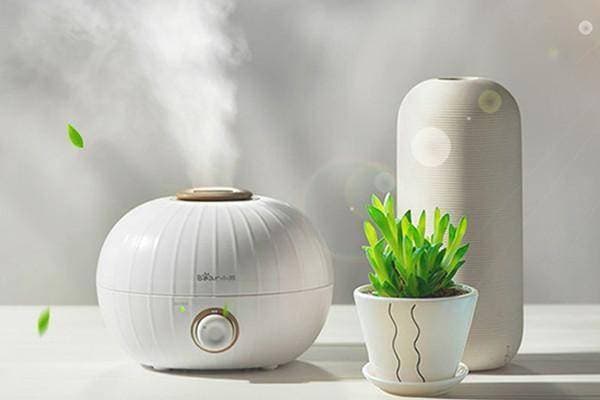 正确使用加湿器，科学增加室内湿度，防范湿气症状