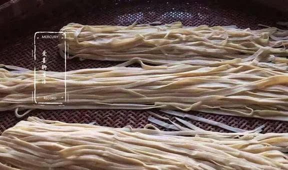 传统手擀面制作详解：从揉面到成品的完整步骤
