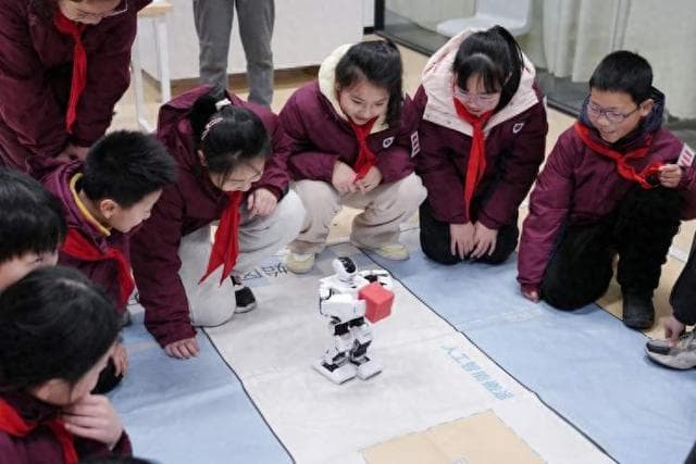 点燃学生文化自信与创新精神！开学首日松江区中小学这样做