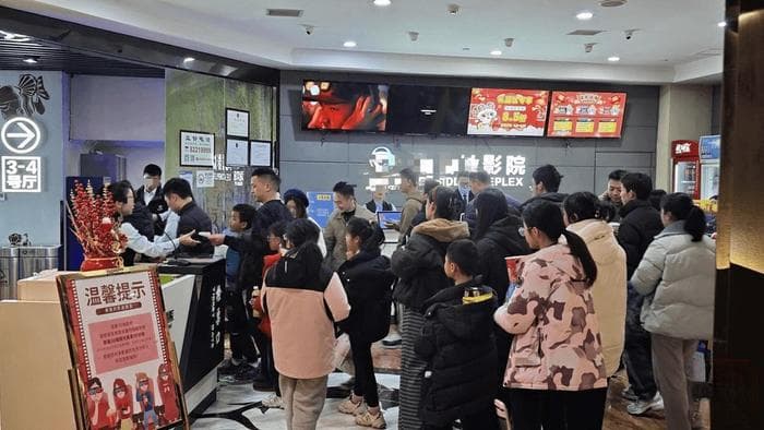 电影票价里的"服务费"之谜：近半票价竟是服务费？专家：涉嫌侵犯消费者权益