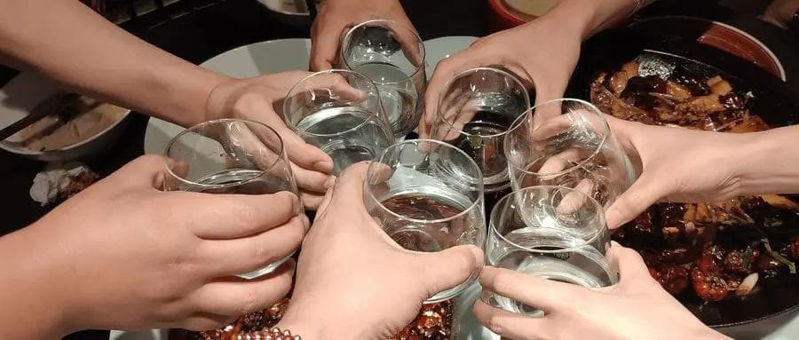 灯红酒绿：一个成语背后的文化密码