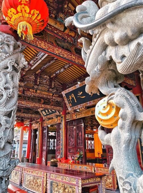 在高山上眺望云海宽广，国内高山云海景观地推荐