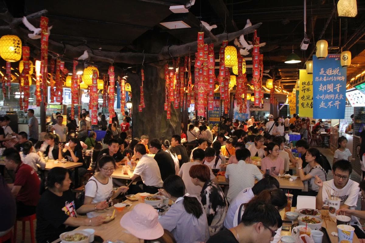 重庆十大美食街完全攻略：从解放碑到洪崖洞，重庆地道美食尽在这里！