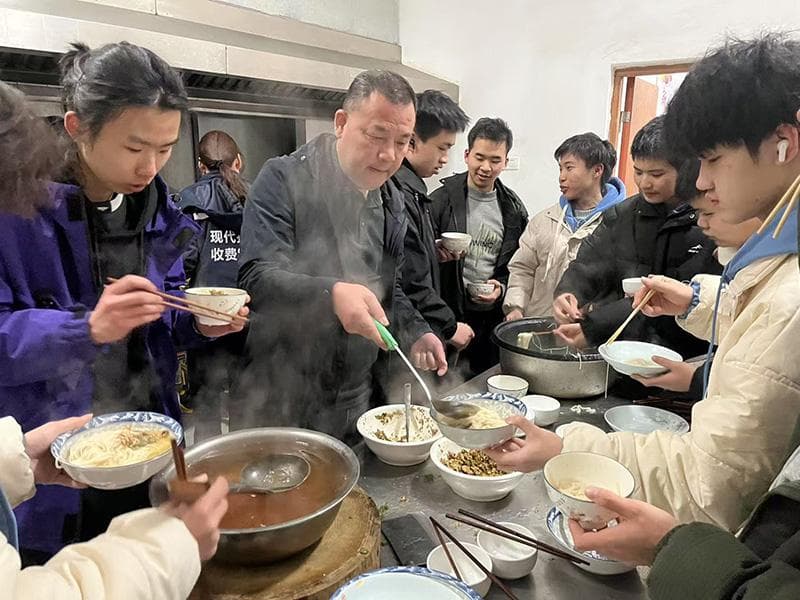 48名乘客被困高速公路  “路灯”志愿者热心帮助
