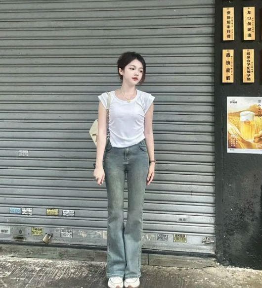 微喇牛仔裤的穿搭秘籍，带你感受不一样的夏日风情
