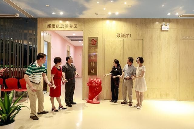 婚姻：社会资源的纽带与心理压力的调节器