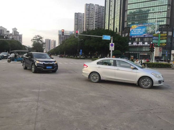 同样是左转弯，为什么他却要负全责？交警详解安全转弯技巧