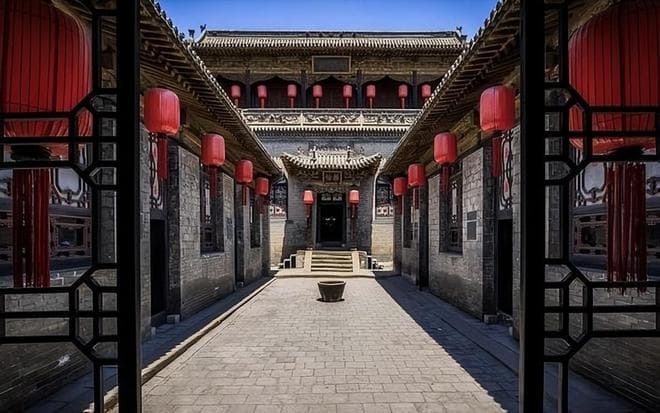 乔家大院那么富有，为什么日军不敢抢？你看看乔家门口挂的啥