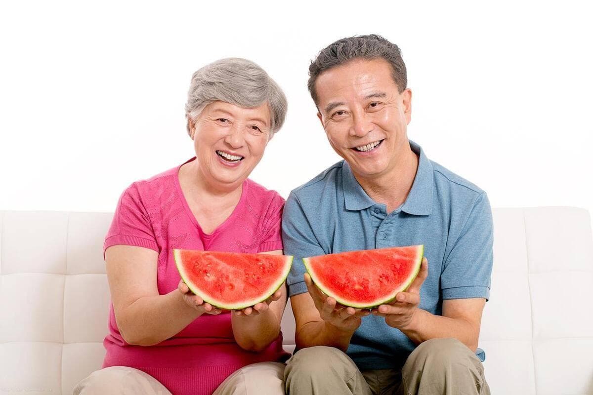中老年人晚上吃水果，营养更好？这3种水果晚上千万别吃！