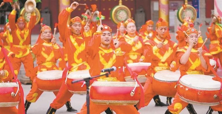 三城年俗各不同：临汾威风锣鼓、广州行花街、槟城庙会