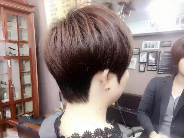 女人脖子短适合什么发型？试试这几款发型，显脸小又显脖子长