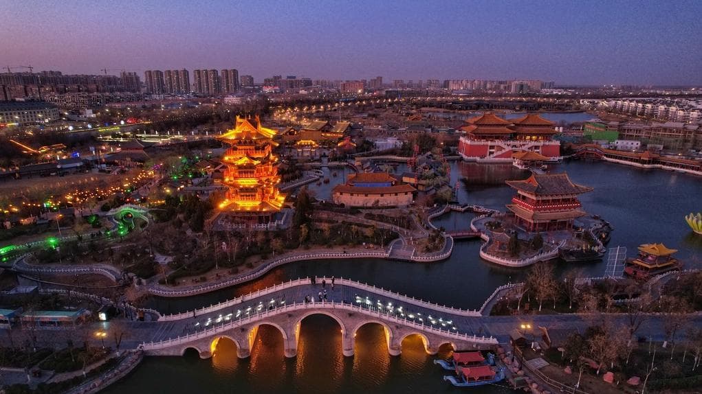 开封热门景区游客爆满，清明上河园等发布限流公告