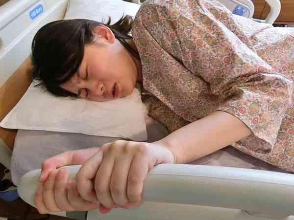 剖腹产后翻身不疼技巧整理，放慢动作避免局部疼痛