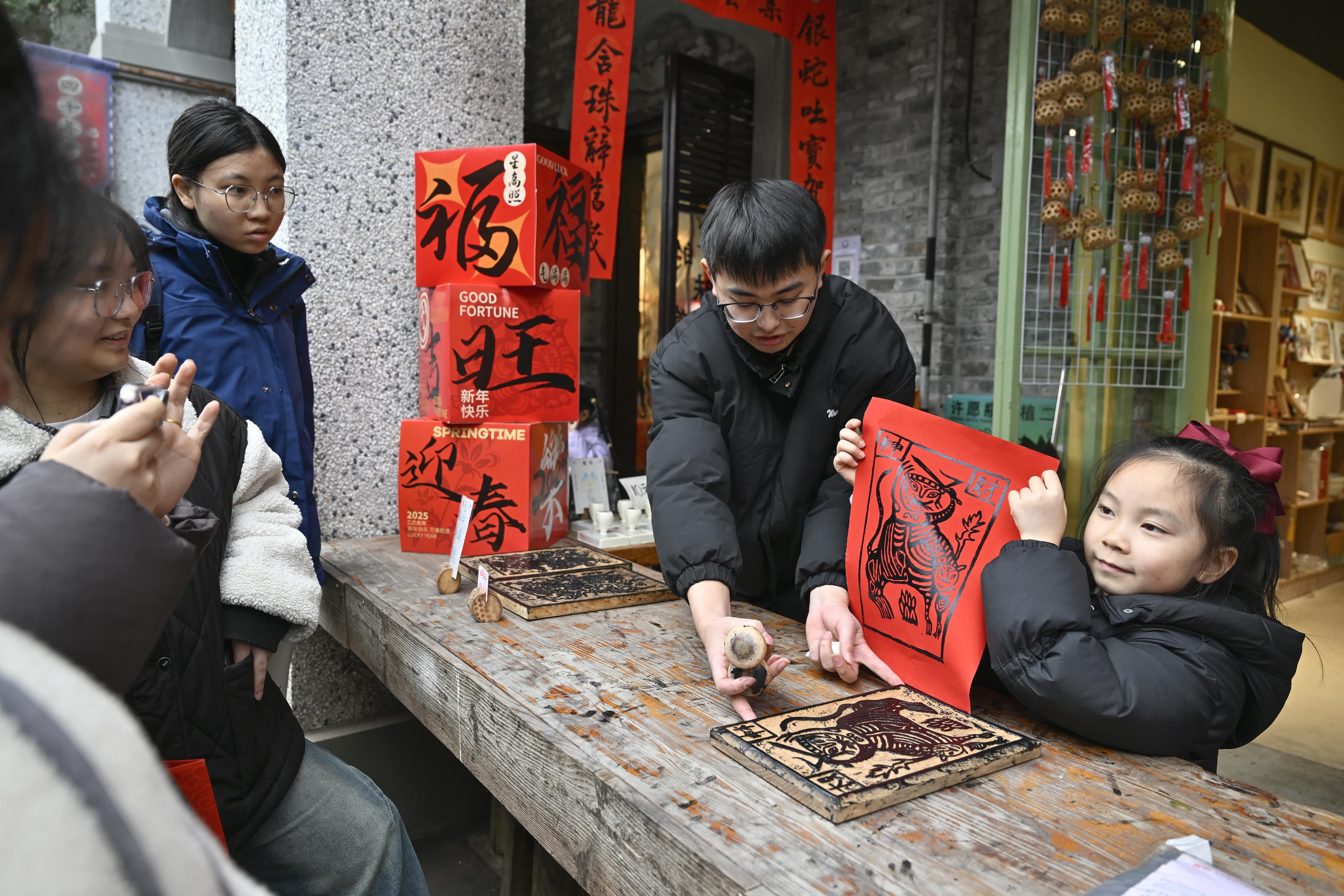央视春晚“带货”、非遗活动添年味……春节假期，重庆文旅迸发澎湃活力