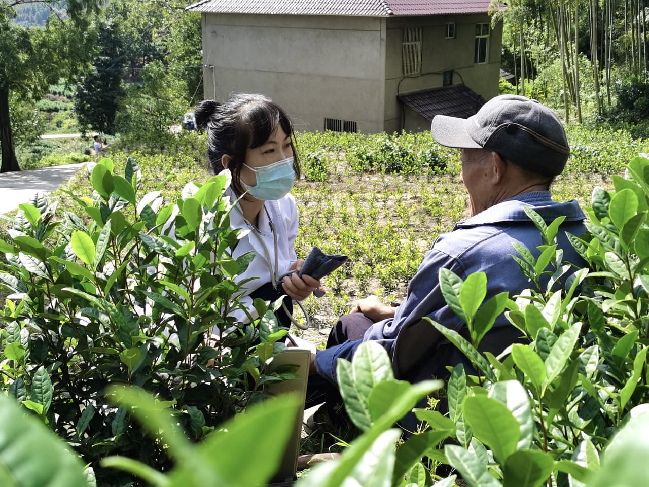 大学生当村医，如何留得下