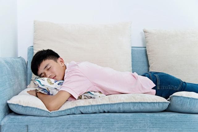 经常趴着睡会不会是脾虚？提醒：这5个危害很多人不知道