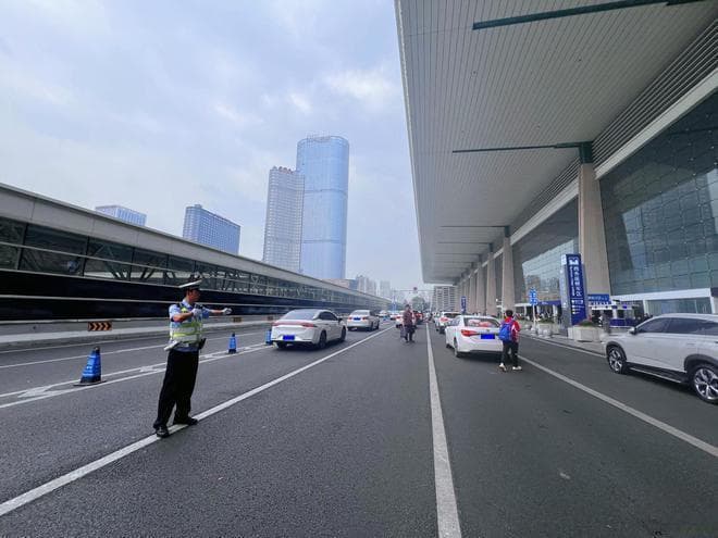 急着赶火车，从哪儿进站最快？请查收成都东站"五一"交通指南