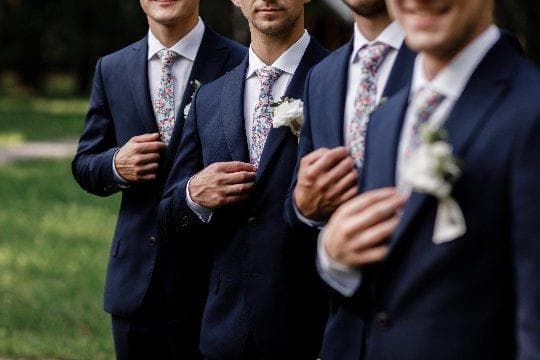 伴郎西装选择：打造完美婚礼现场的关键一步