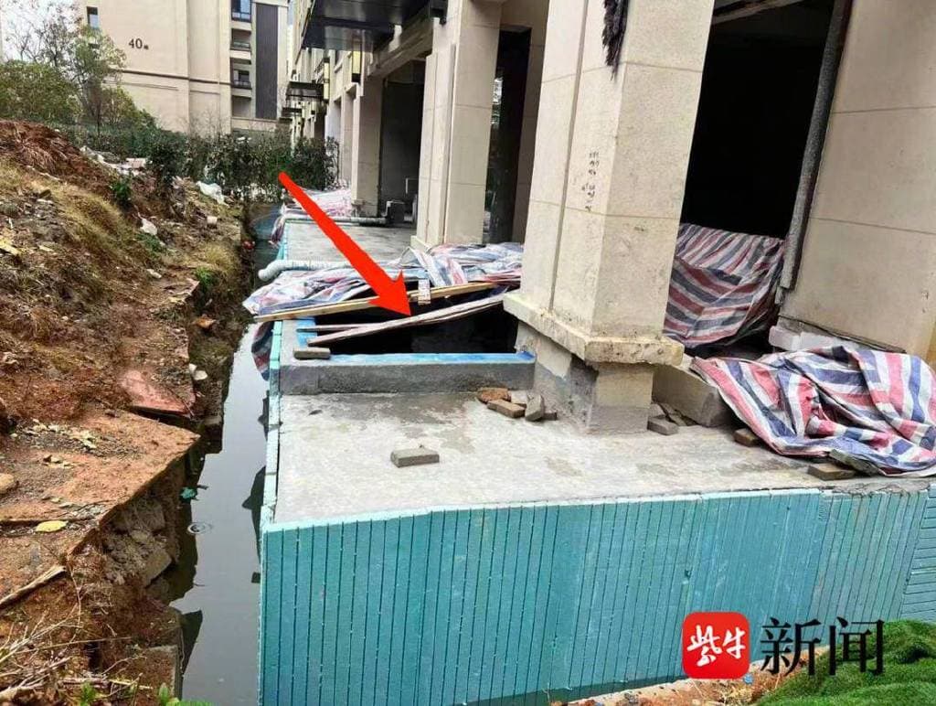 武汉一中介看房时进入别墅施工区坠亡，妻子：坠落处是地下室外扩